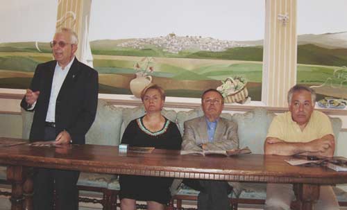 da sinistra il parroco Giovanni Condorelli, il sindaco Ninella Caruso, l'assessore alla Cultura, Serafino Condorelli e il giornalista Carmelo Santonocito